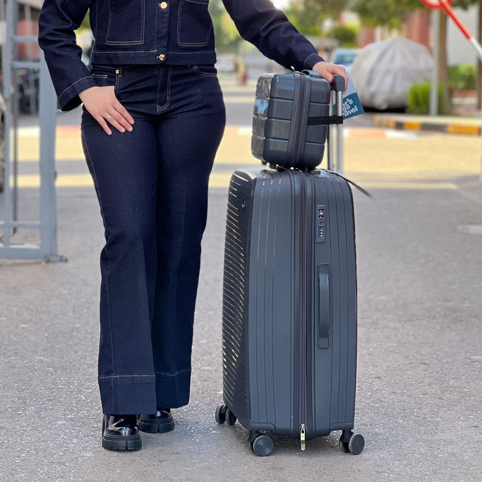 Valises Avec Détail De Cadenas Et Mécanisme De Traction