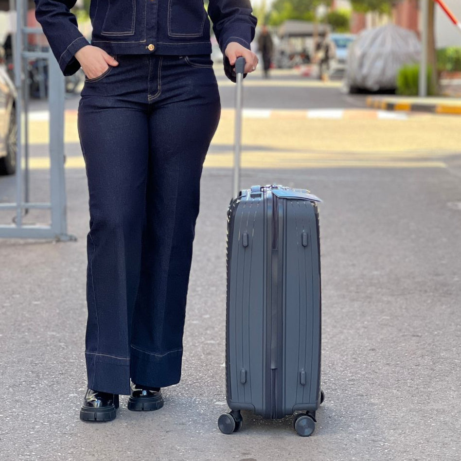 Valises Avec Détail De Cadenas Et Mécanisme De Traction