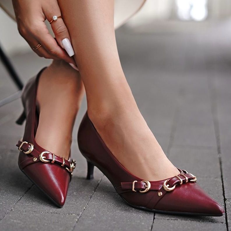 Escarpins avec talon biseauté et détails de boucles dorées