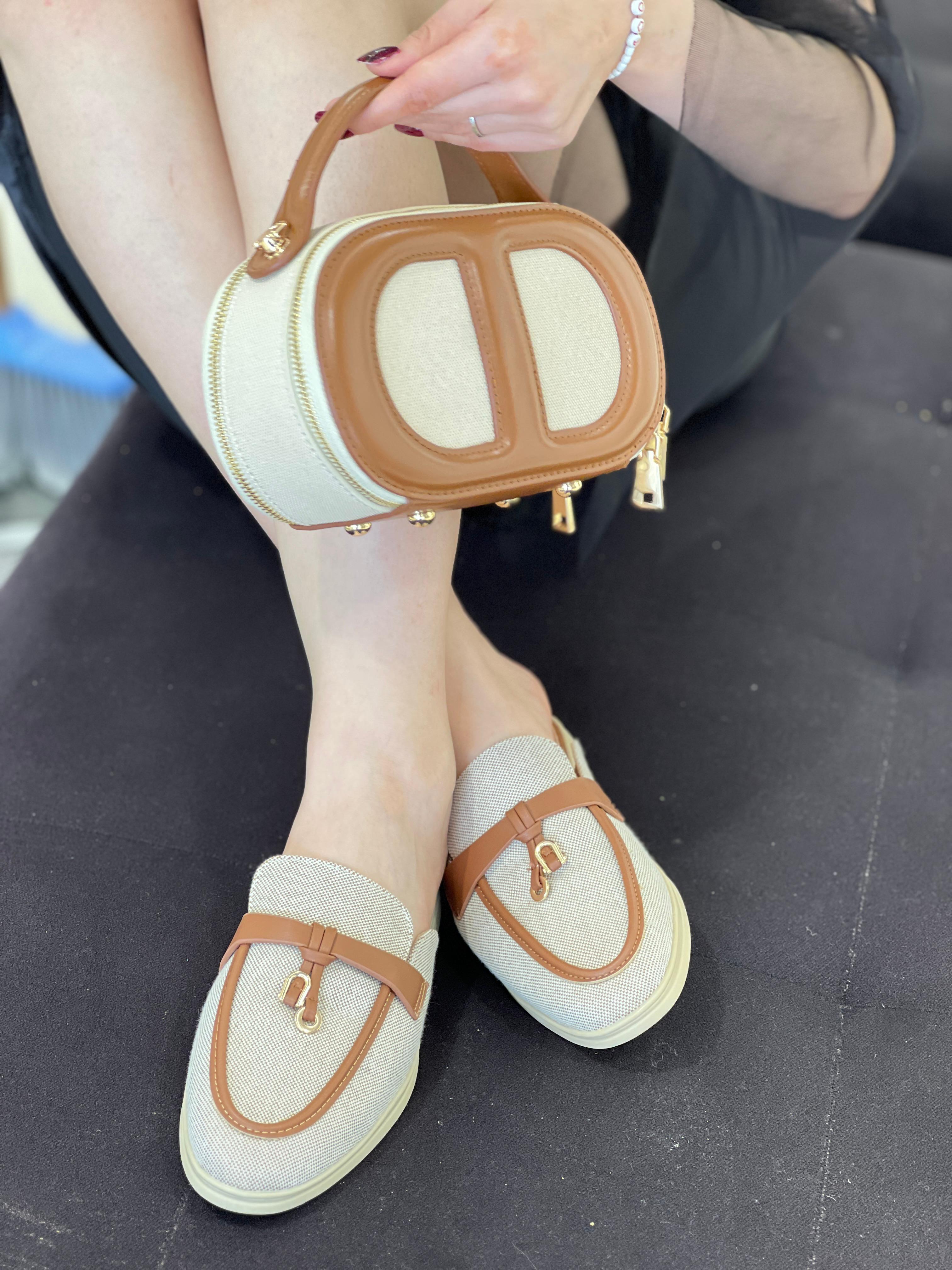 Cet ensemble élégant combien le confort des babouches et le chic d'un sac à main raffiné