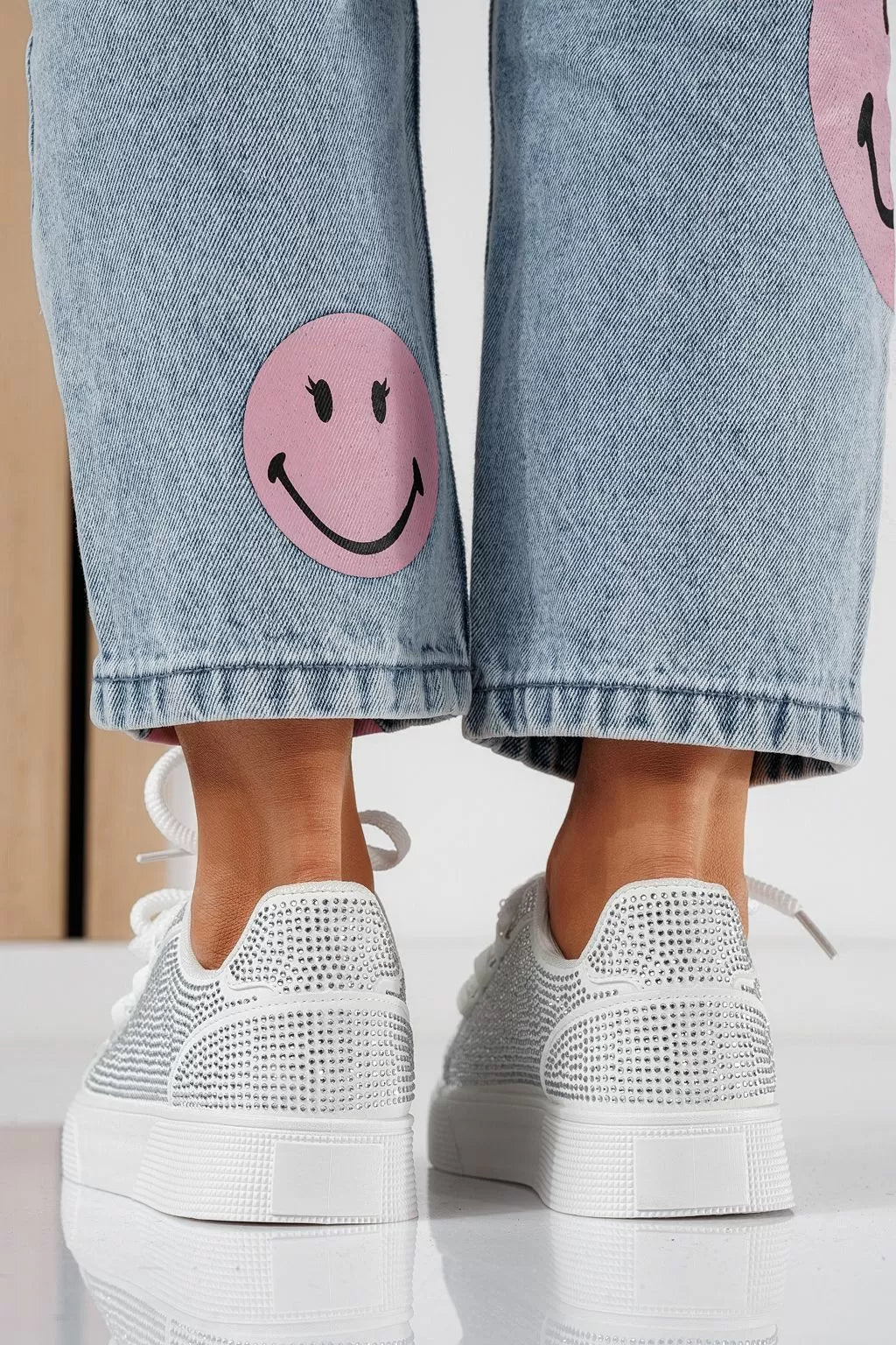 Baskets ornées de motifs en relief et de strass