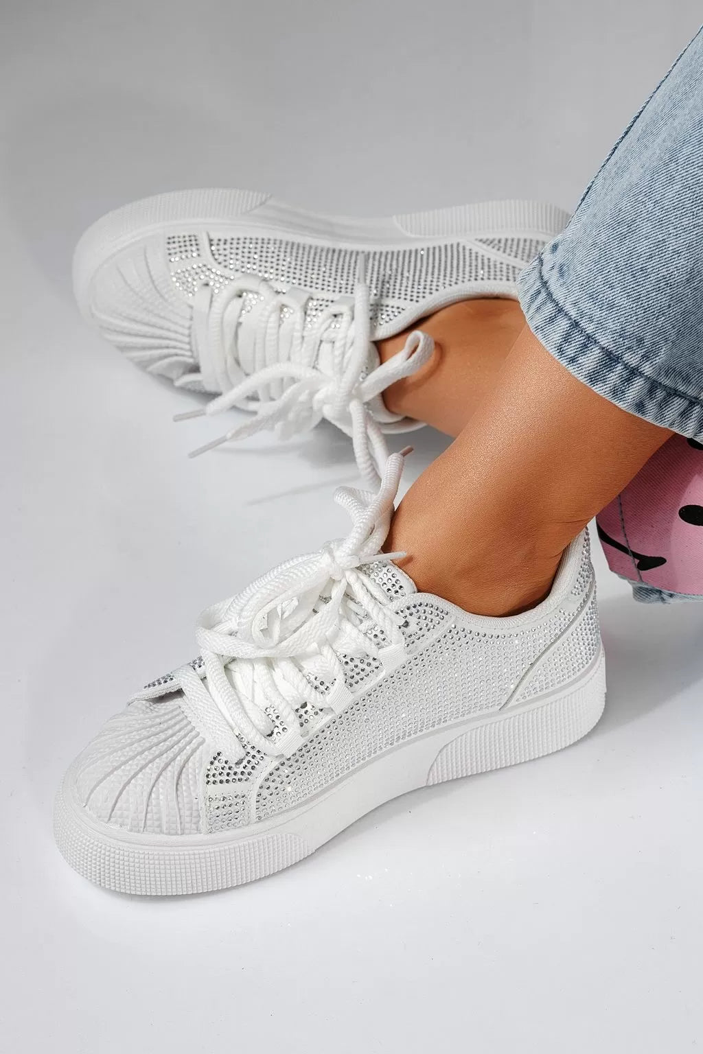 Baskets ornées de motifs en relief et de strass