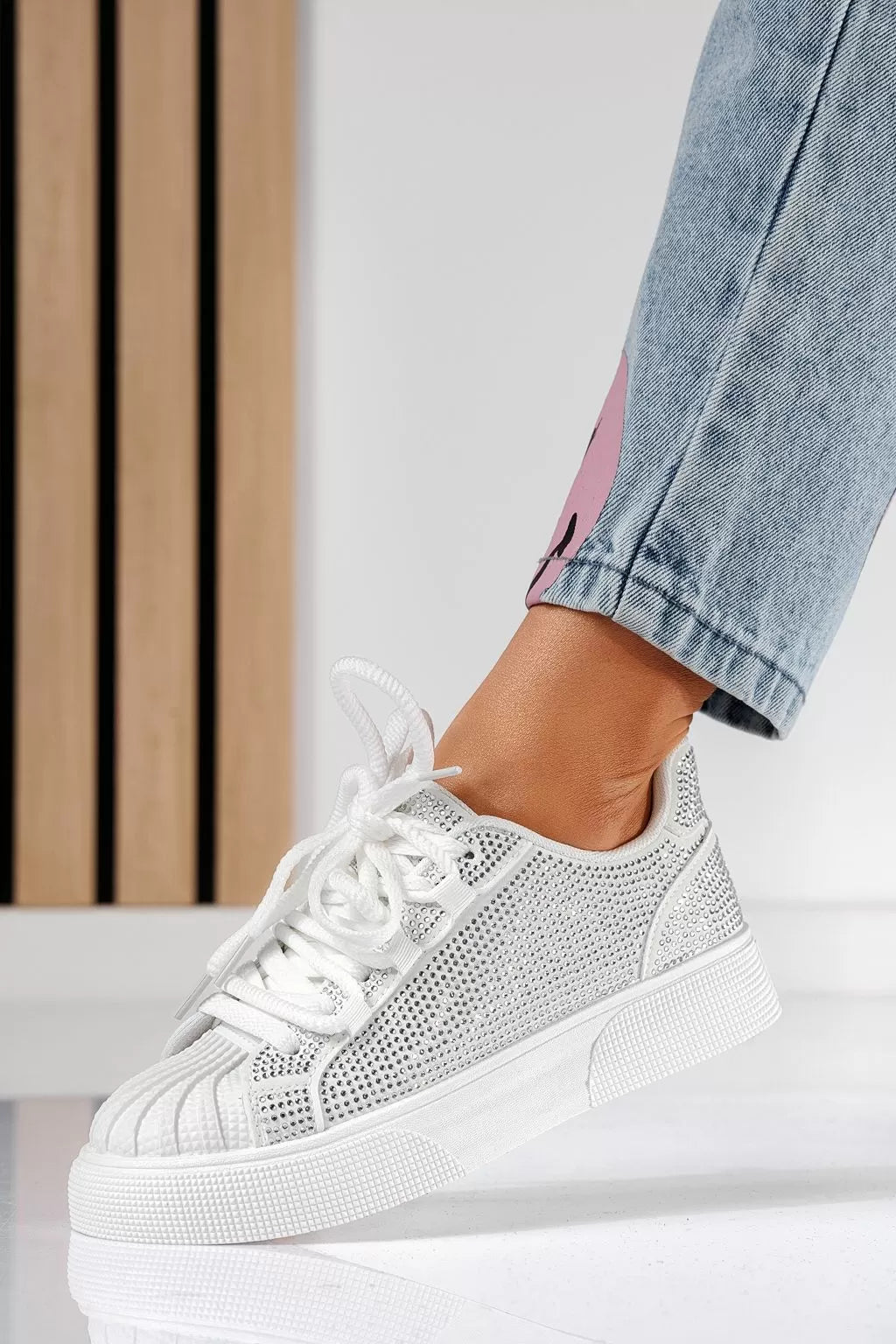 Baskets ornées de motifs en relief et de strass