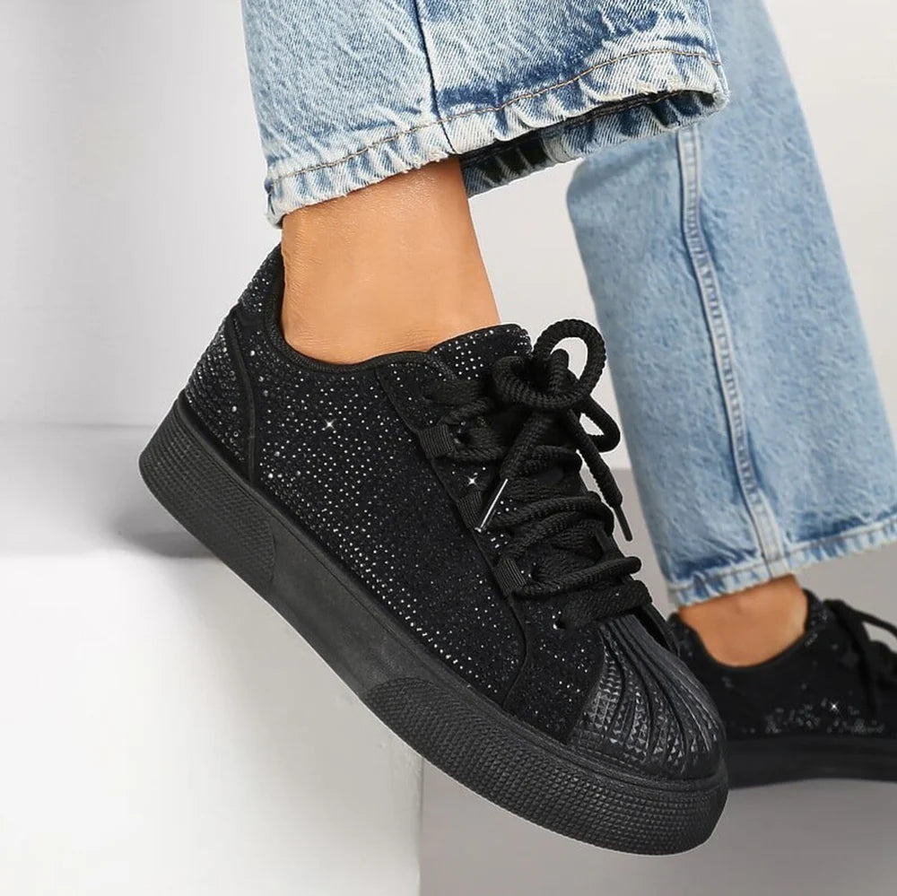 Baskets ornées de motifs en relief et de strass