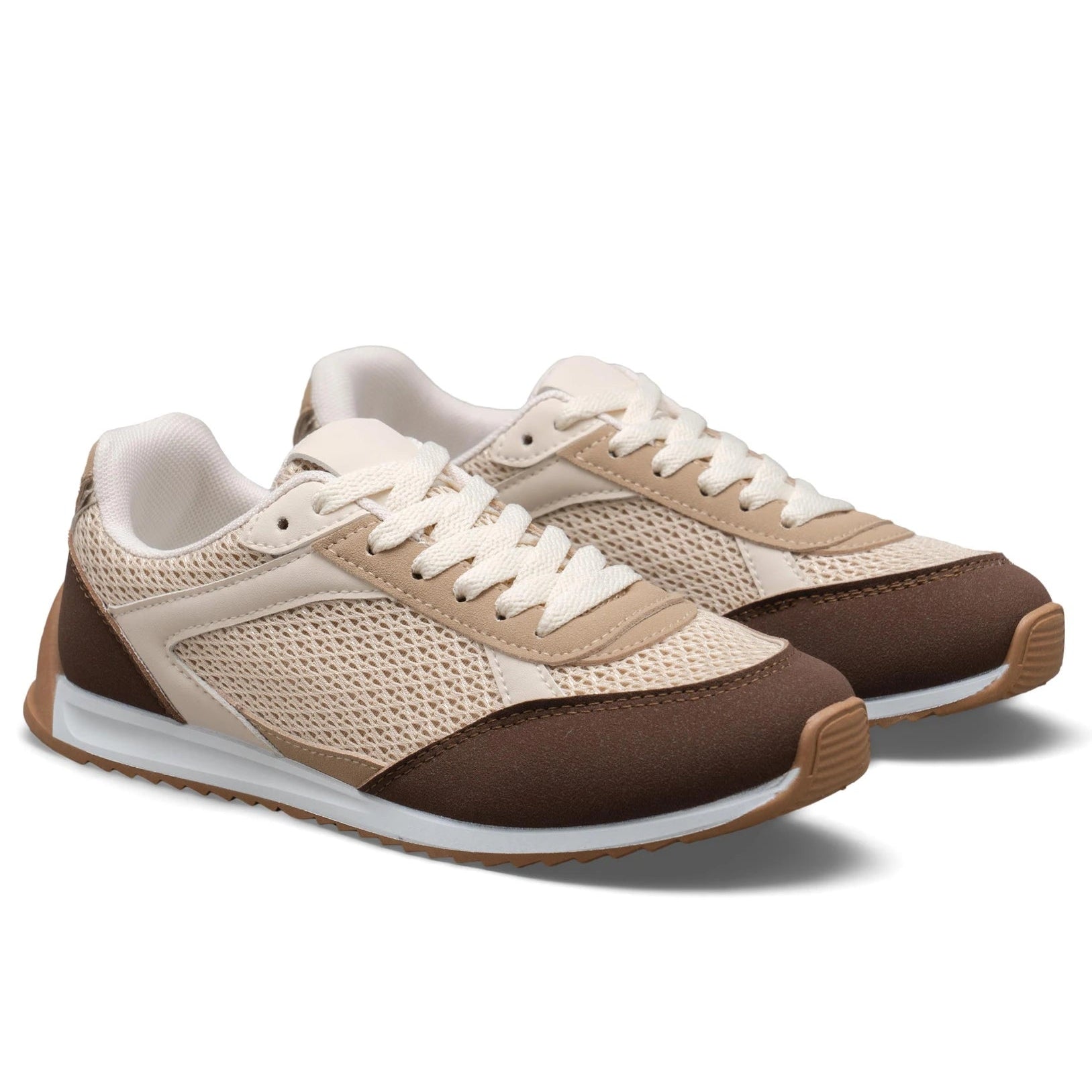 Baskets basiques avec une combinaison de matériaux