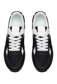 Baskets basiques avec une combinaison de matériaux