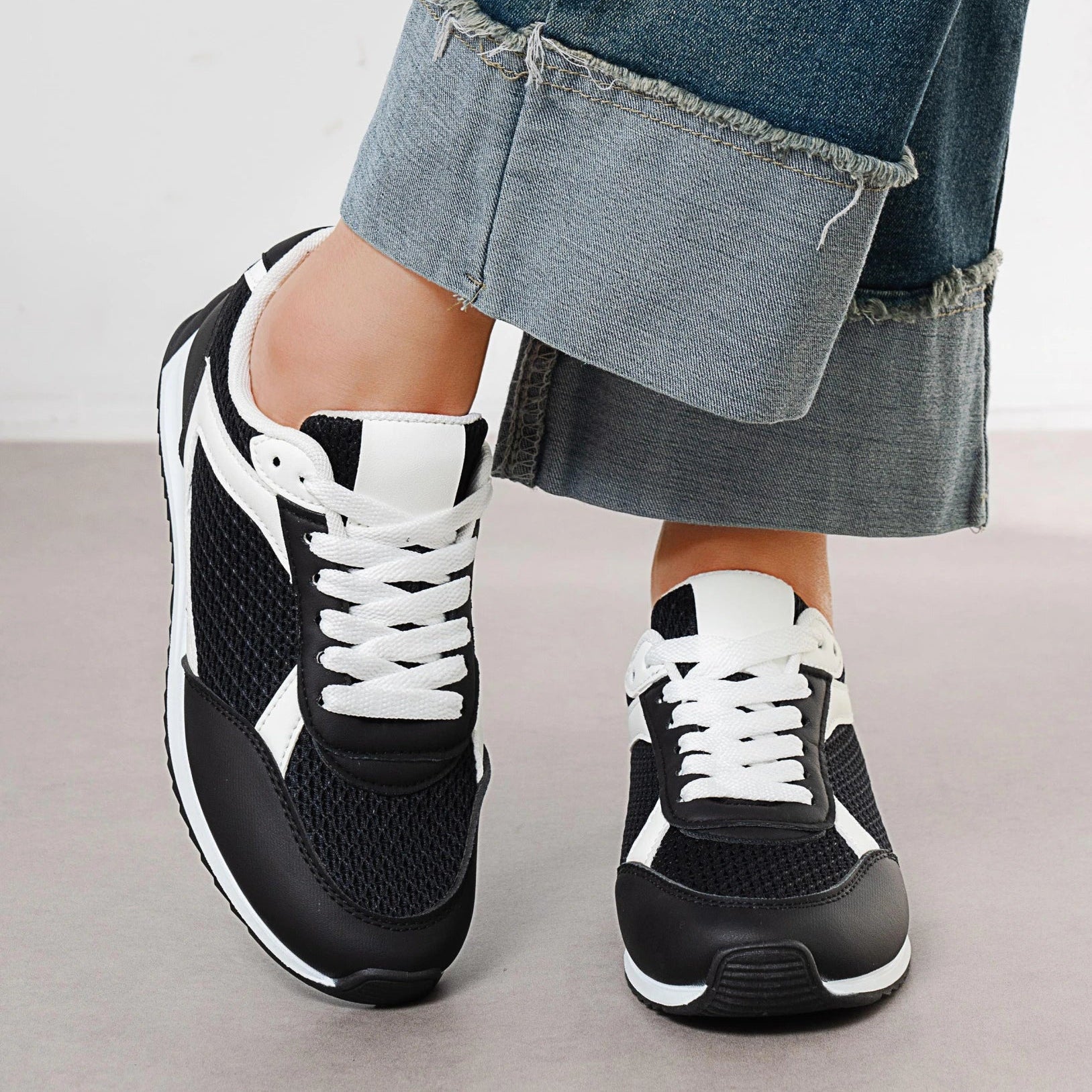 Baskets basiques avec une combinaison de matériaux