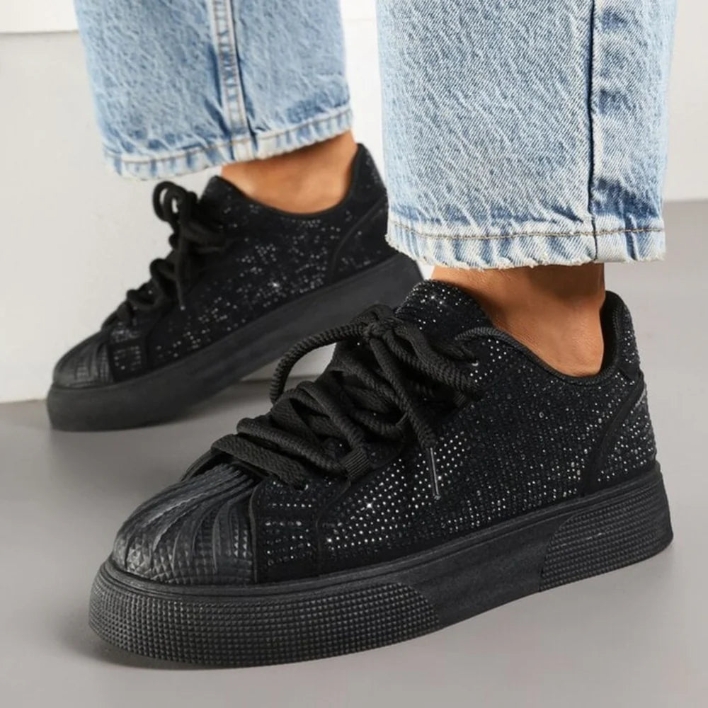 Baskets ornées de motifs en relief et de strass