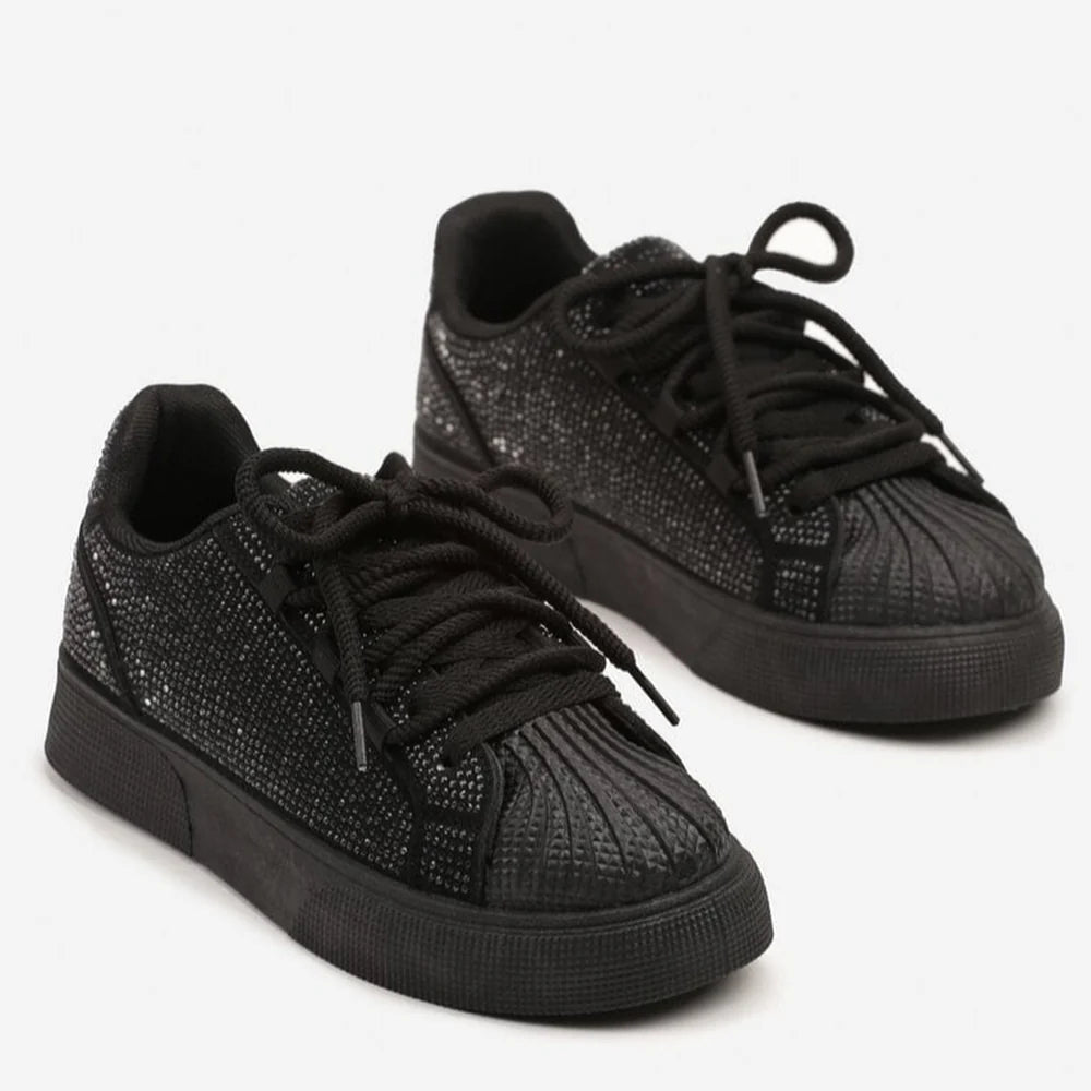 Baskets ornées de motifs en relief et de strass