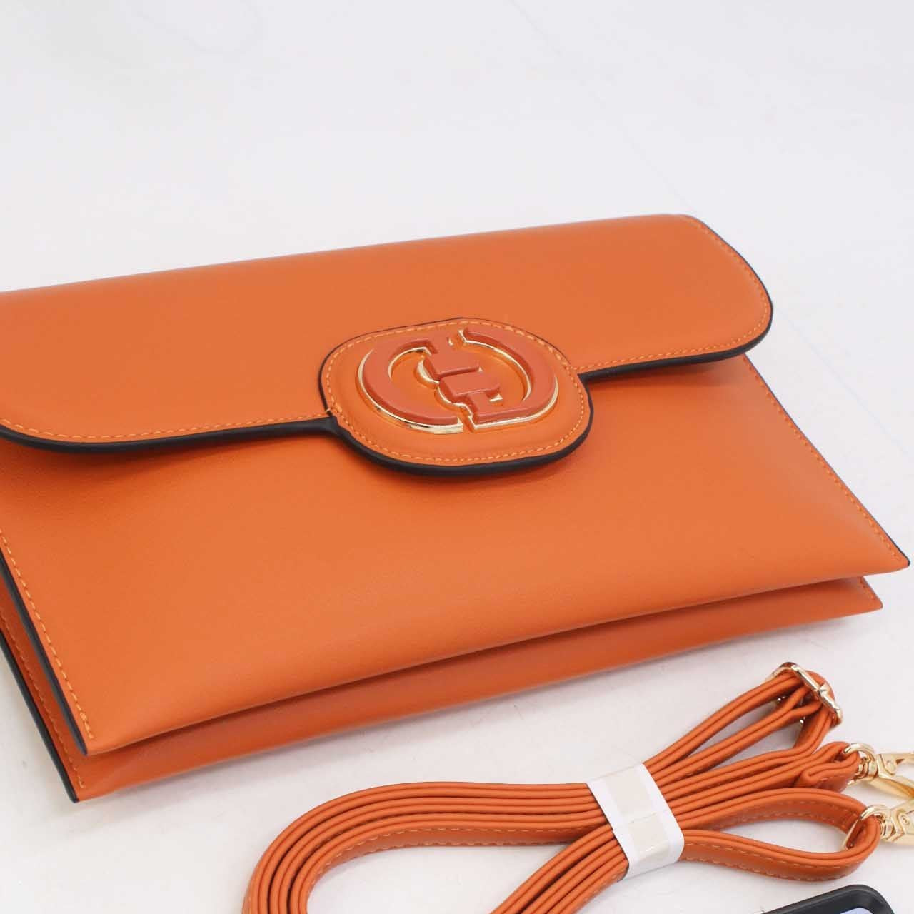 Pochette Rabat Argentée — Médaillon Signature & Chaîne
