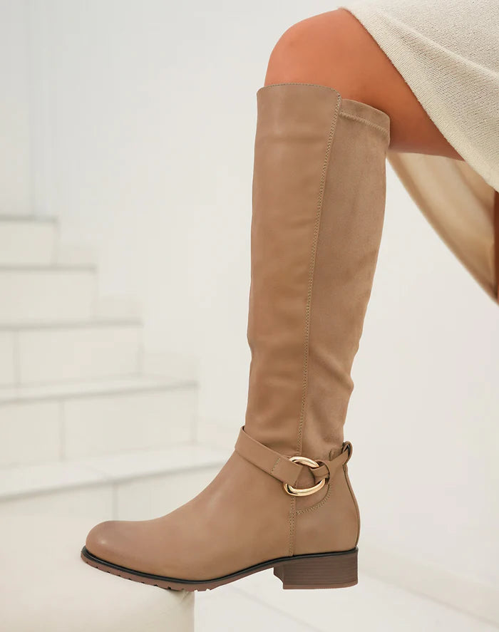 Botteshautes avec lanière et boucle détails en daim