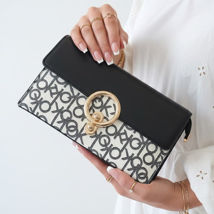 L'Ensemble Élégance Signature – Pochette Monogramme & Sandales Bijoux