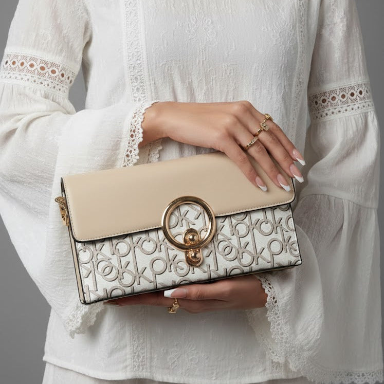 L'Ensemble Élégance Signature – Pochette Monogramme & Sandales Bijoux