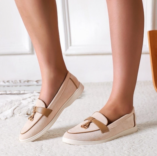 Mocassins en daim avec une bride décorative