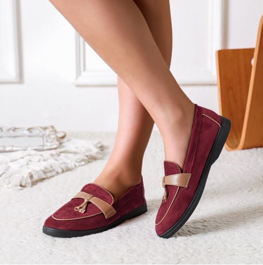 Mocassins en daim avec une bride décorative