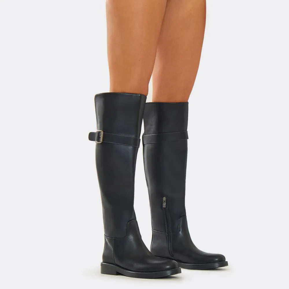 Bottes noires plates avec sangle décorative argentée