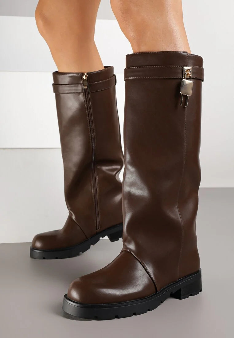 Bottes marron à tige droite et appliqué métallique