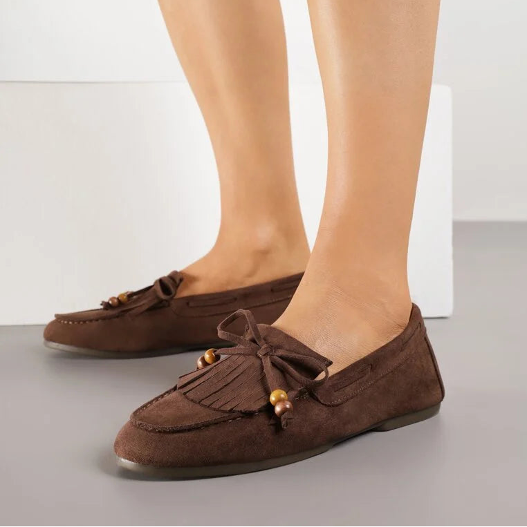 Mocassins avec des pampilles et des perles en bois