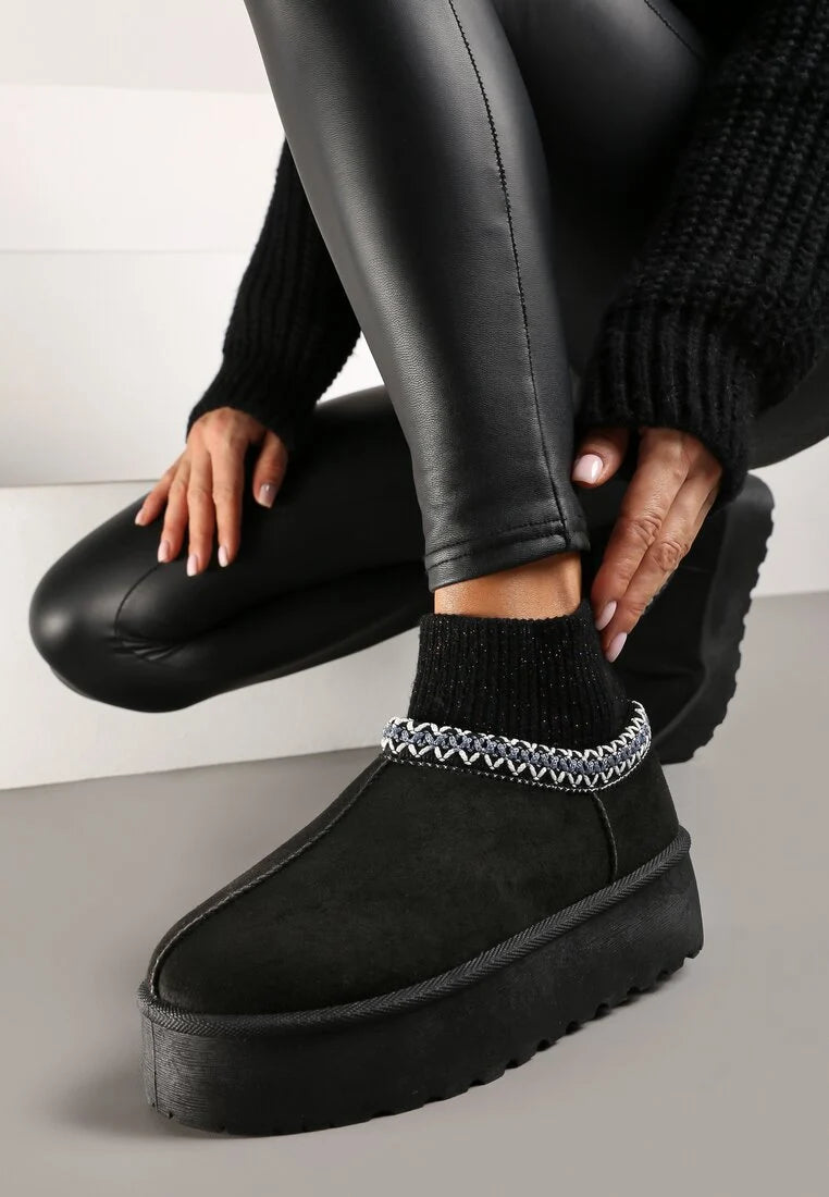 UGG à plateforme noires décorées de broderies et d'une tige élastique