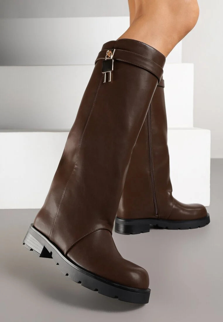 Bottes marron à tige droite et appliqué métallique