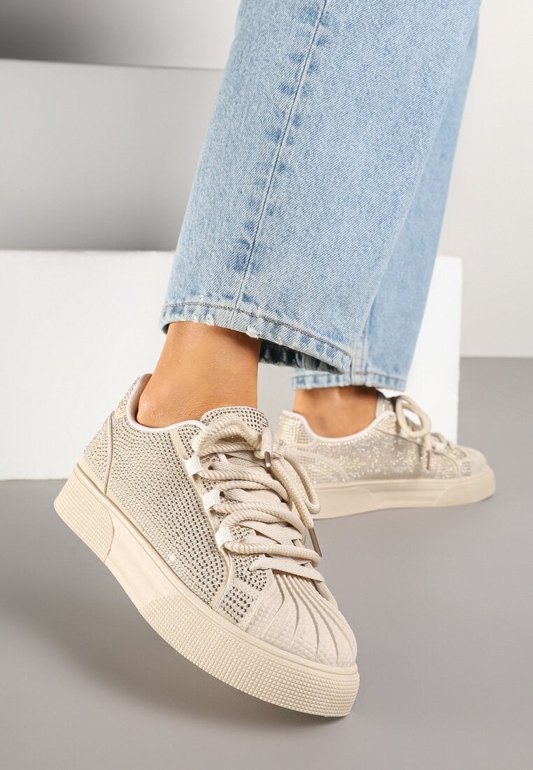 Baskets ornées de motifs en relief et de strass