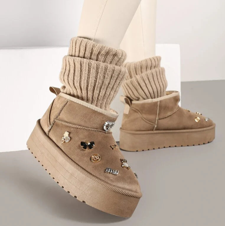 UGG à plateforme basse décorées d'appliques métalliques