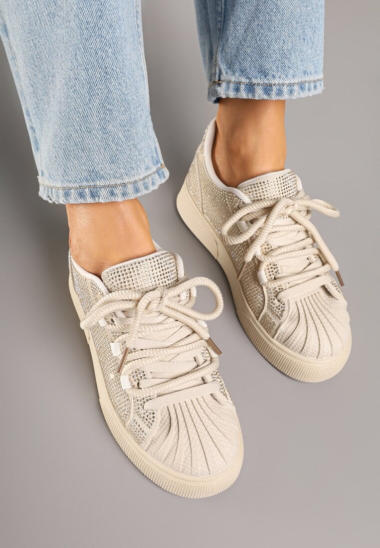 Baskets ornées de motifs en relief et de strass