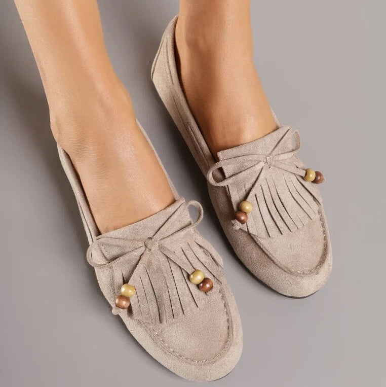 Mocassins avec des pampilles et des perles en bois