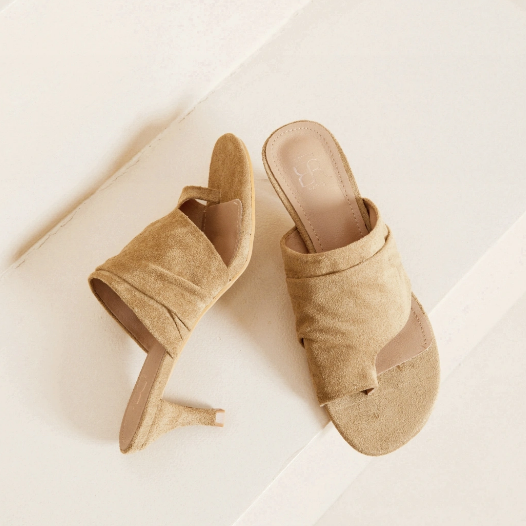 Sandale à talon au design épuré et élégant