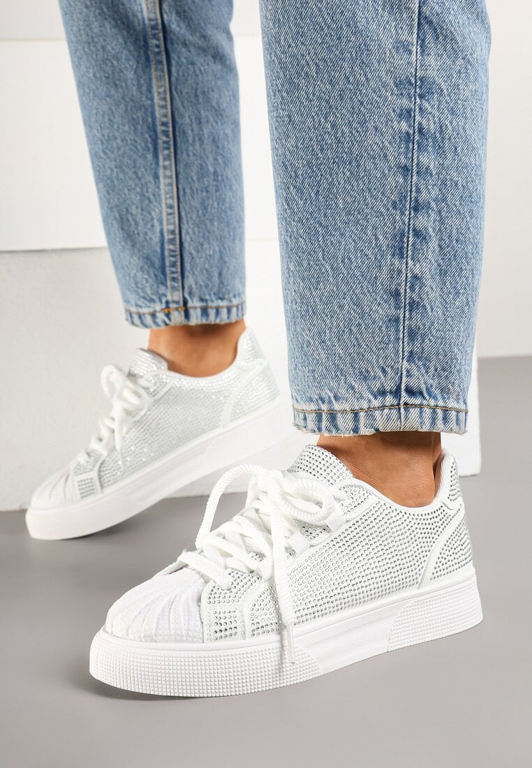 Baskets ornées de motifs en relief et de strass