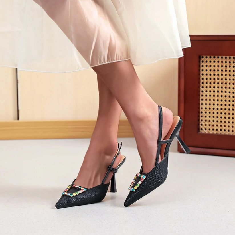 Escarpins à talons hauts ornées et bride arrière