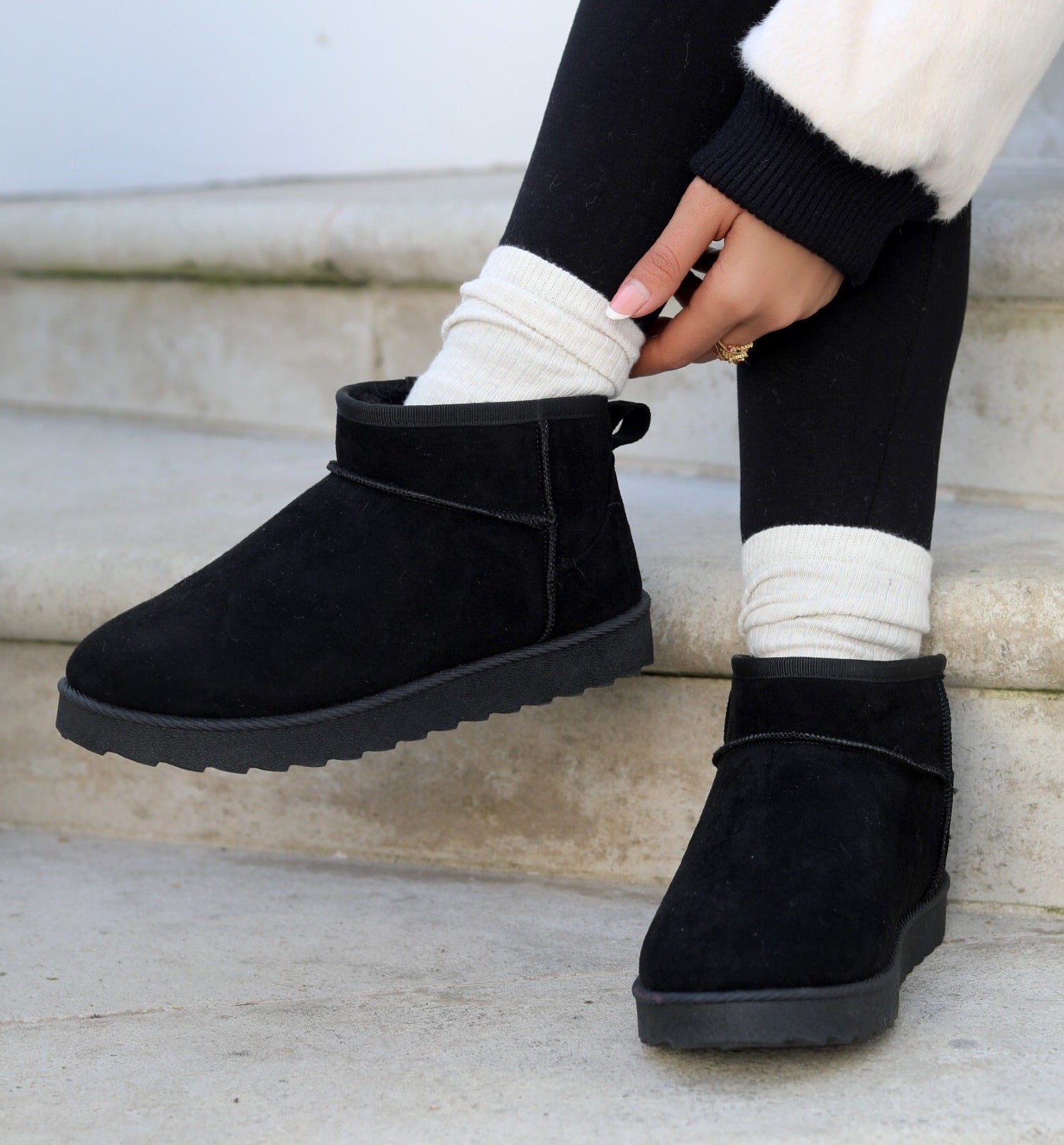 UGG en simili-suède noir doublées de fausse fourrure