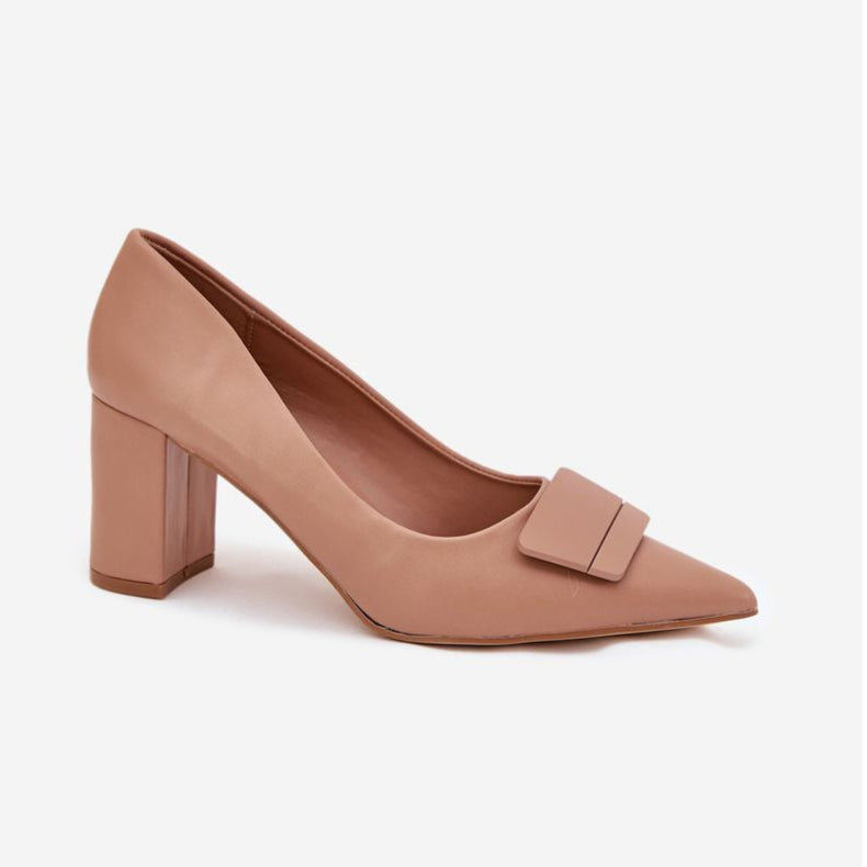 Chaussures à talons hauts de couleur beige avec boucle décorative