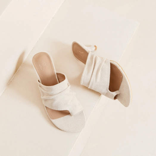 Sandale à talon au design épuré et élégant