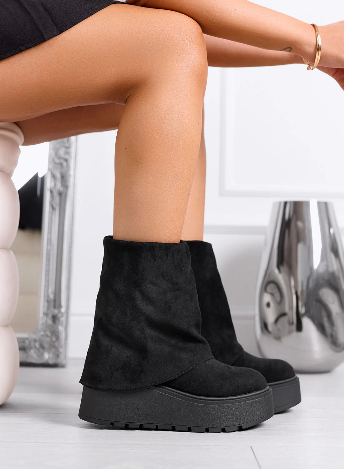 Bottines en daim à revers et talon compensé