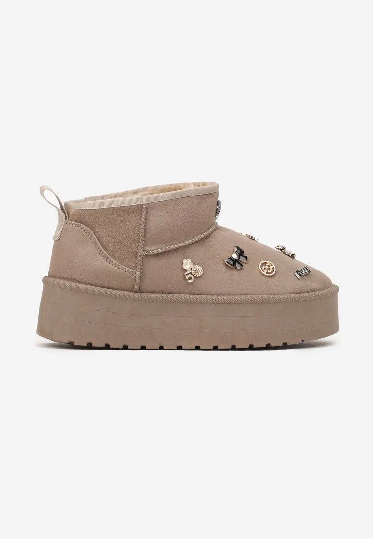 UGG à plateforme basse décorées d'appliques métalliques
