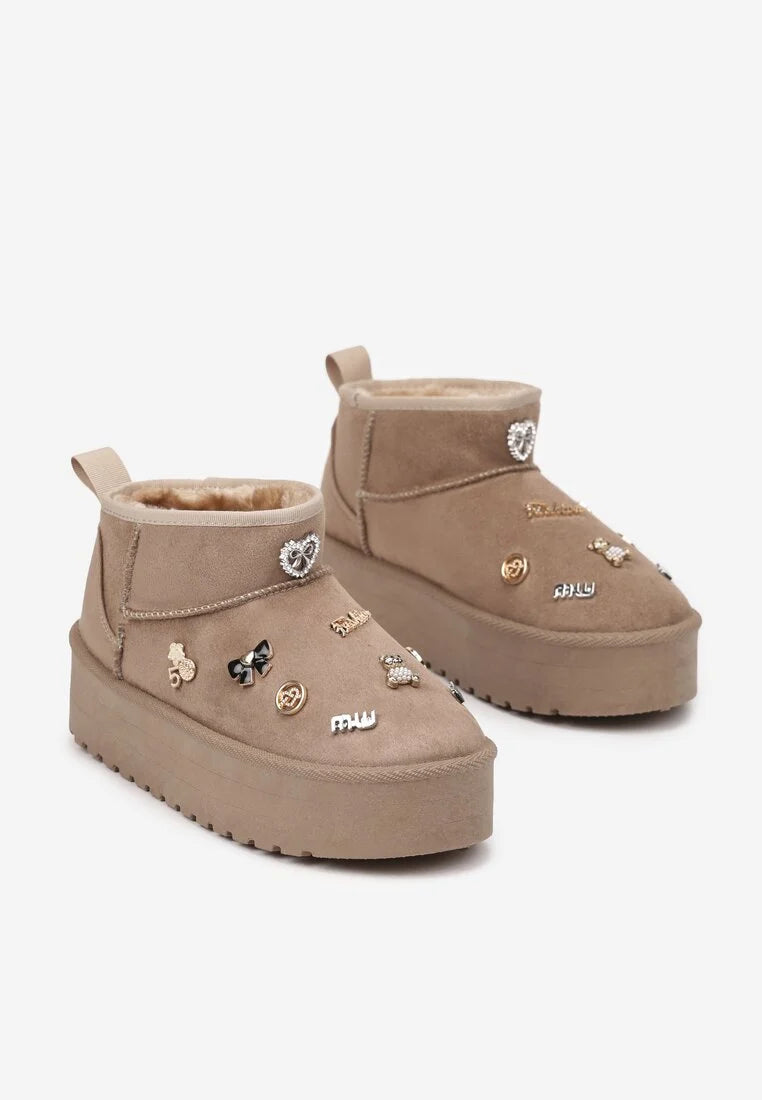 UGG à plateforme basse décorées d'appliques métalliques