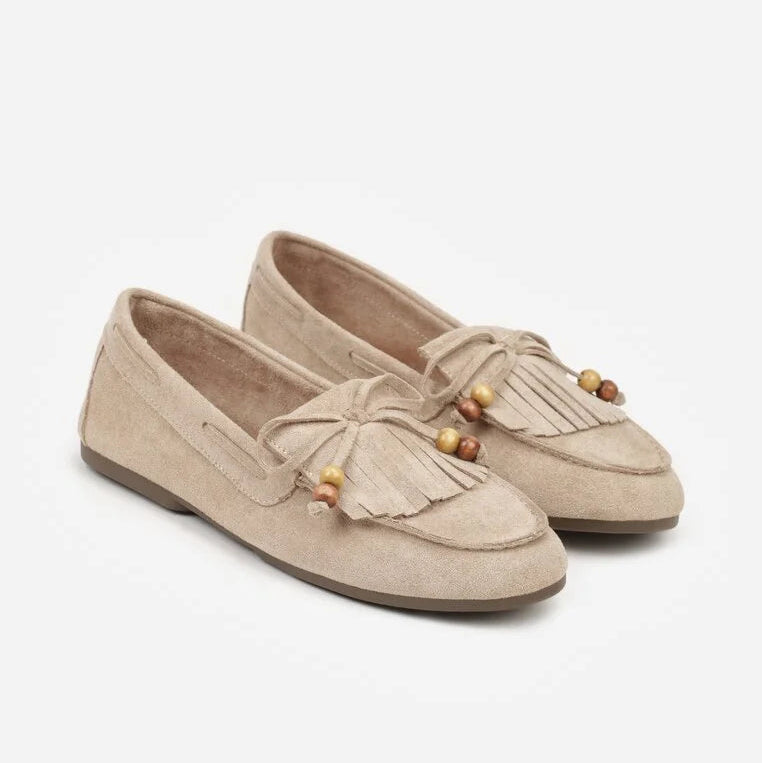 Mocassins avec des pampilles et des perles en bois