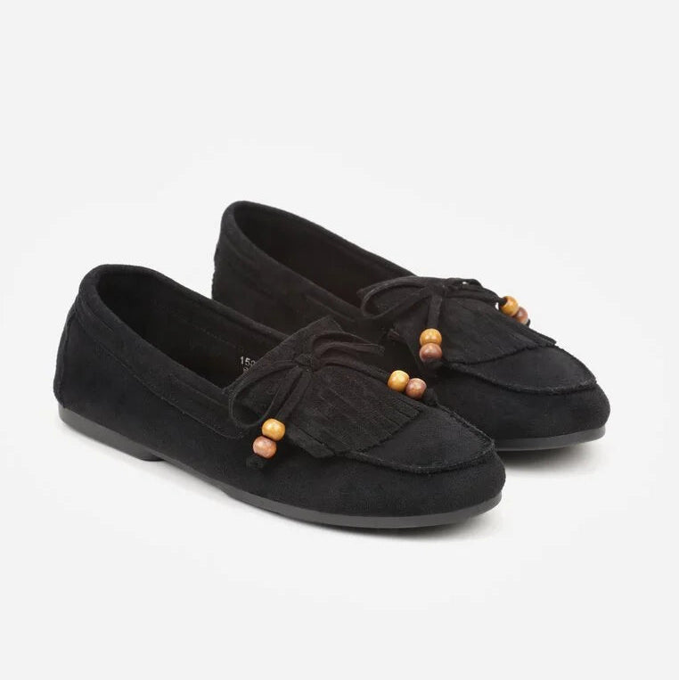Mocassins avec des pampilles et des perles en bois