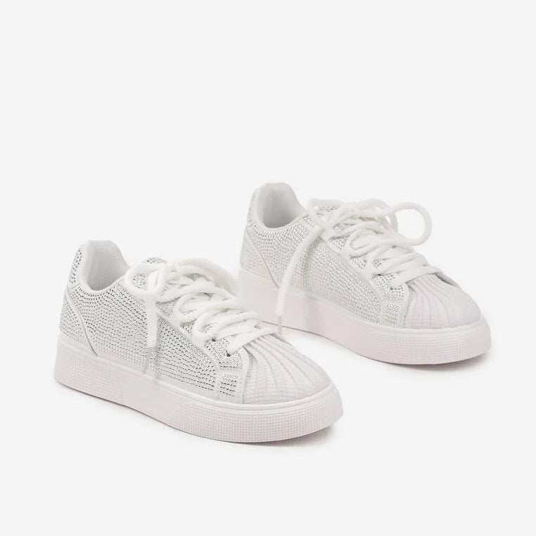 Baskets ornées de motifs en relief et de strass