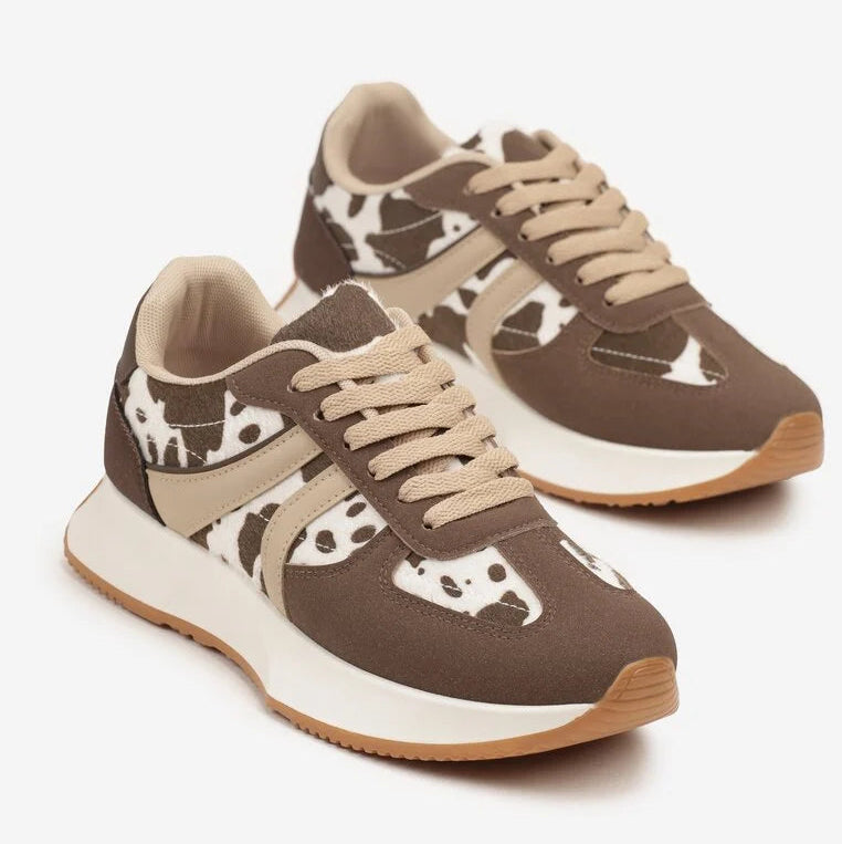 Baskets combinant couleurs et matières