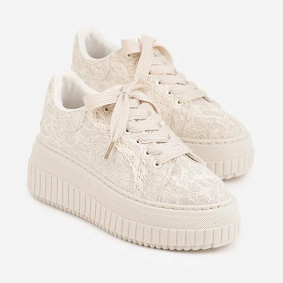 Baskets décorée de paillettes et de dentelle