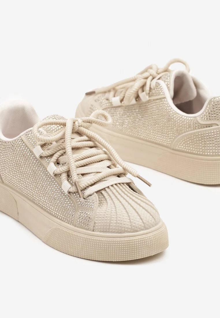 Baskets ornées de motifs en relief et de strass