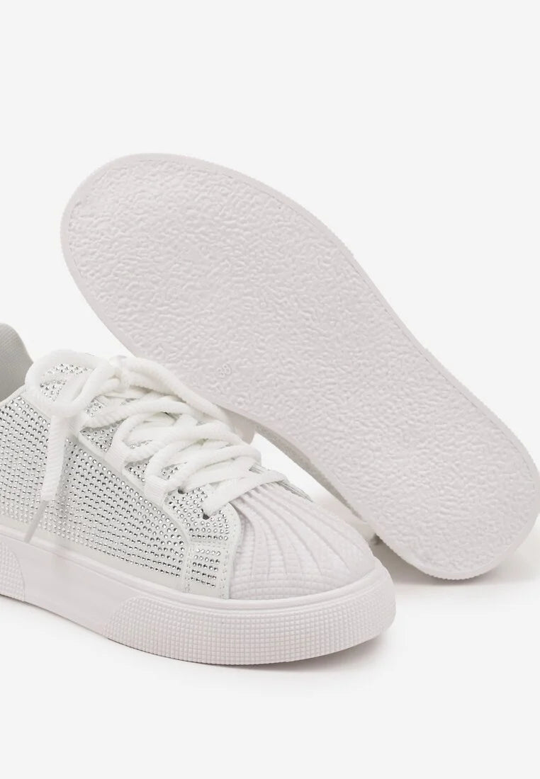 Baskets ornées de motifs en relief et de strass