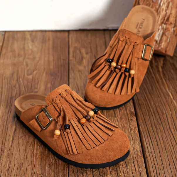Sabot en textile avec franges et perles