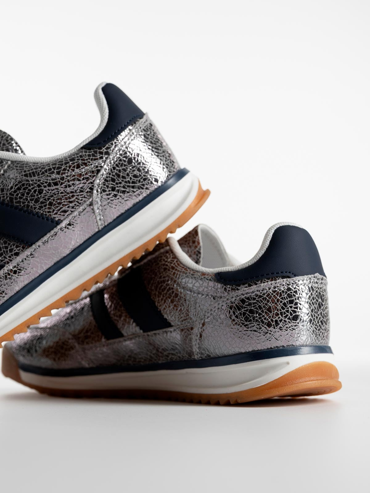 Baskets basiques avec une combinaison de matières