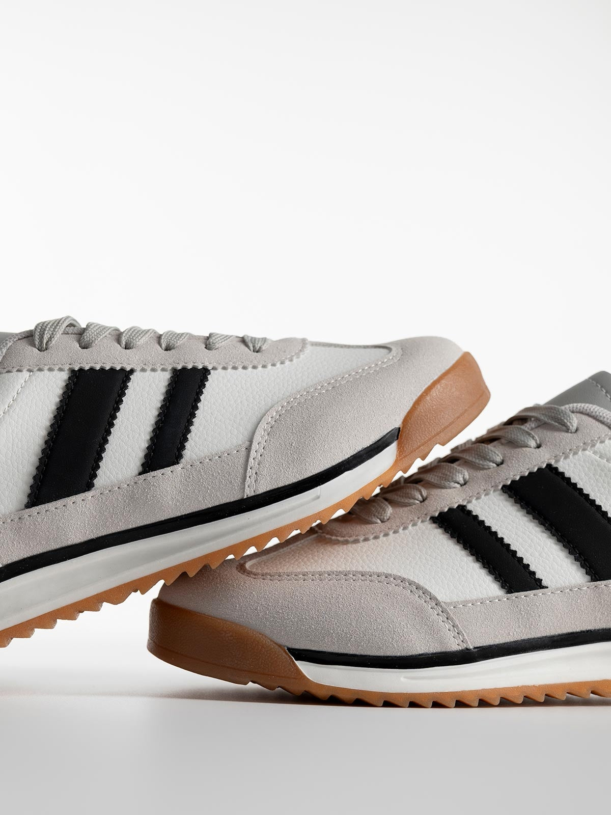 Baskets basiques avec une combinaison de matières