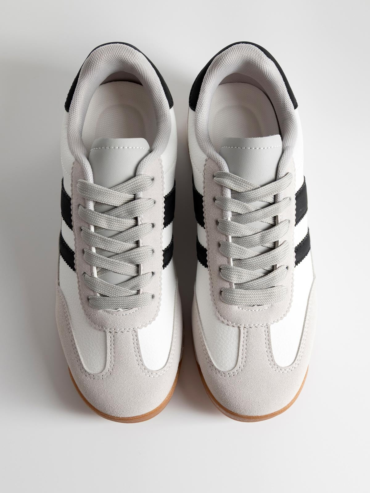 Baskets basiques avec une combinaison de matières