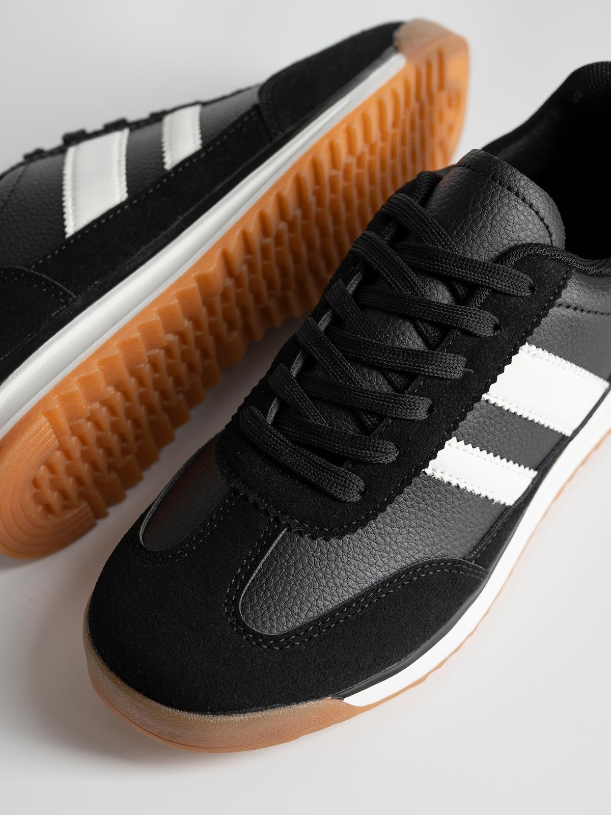 Baskets basiques avec une combinaison de matières