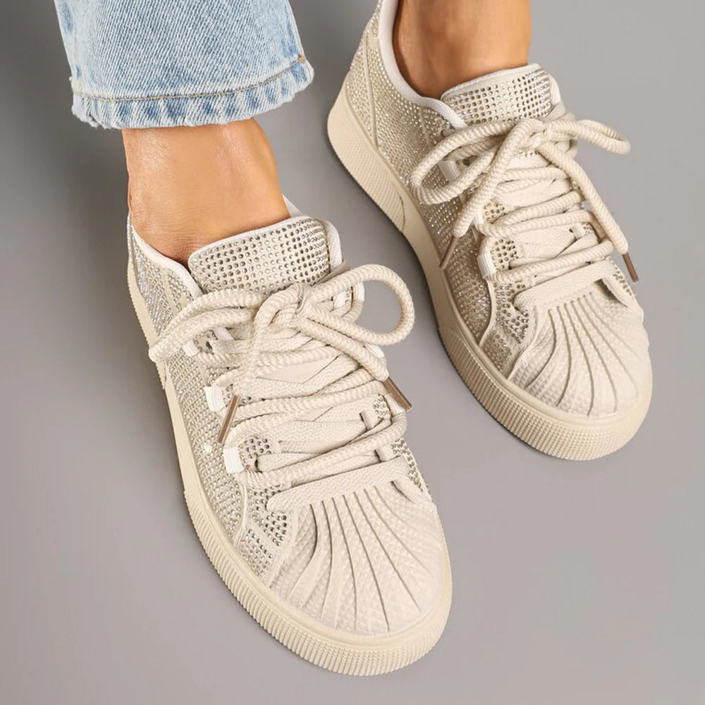 Baskets ornées de motifs en relief et de strass